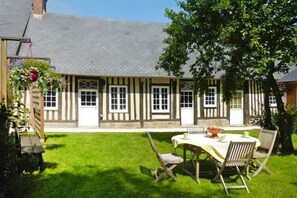 Outdoor dining - Cottage in Normandy near Alabaster Coast (Crasville-la-Roquefort)