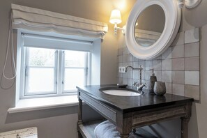Shower, hair dryer, towels, soap - Stylish Retreat in Thatched House – Captain’s Wing in the Heart of Nieblum (Nieblum)