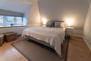 3 bedrooms, iron/ironing board, travel cot, free WiFi - Stylish Retreat in Thatched House – Captain’s Wing in the Heart of Nieblum (Nieblum)