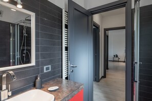 Een douche, een haardroger, een bidet