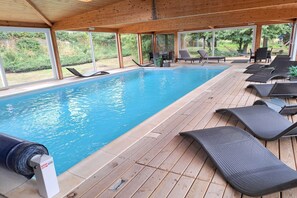 Una piscina cubierta