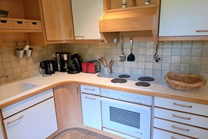 Microondas, horno, placa de cocina y lavavajillas