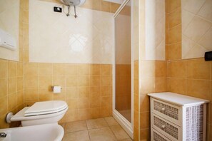 Douche, sèche-cheveux, bidet