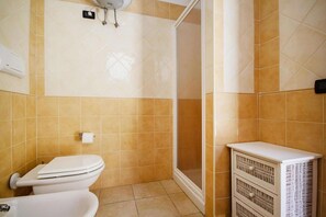 Dusj, hårføner og bidé