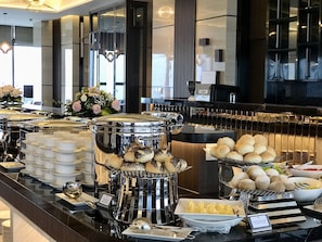Daily buffet breakfast (VND 350000 per person)
