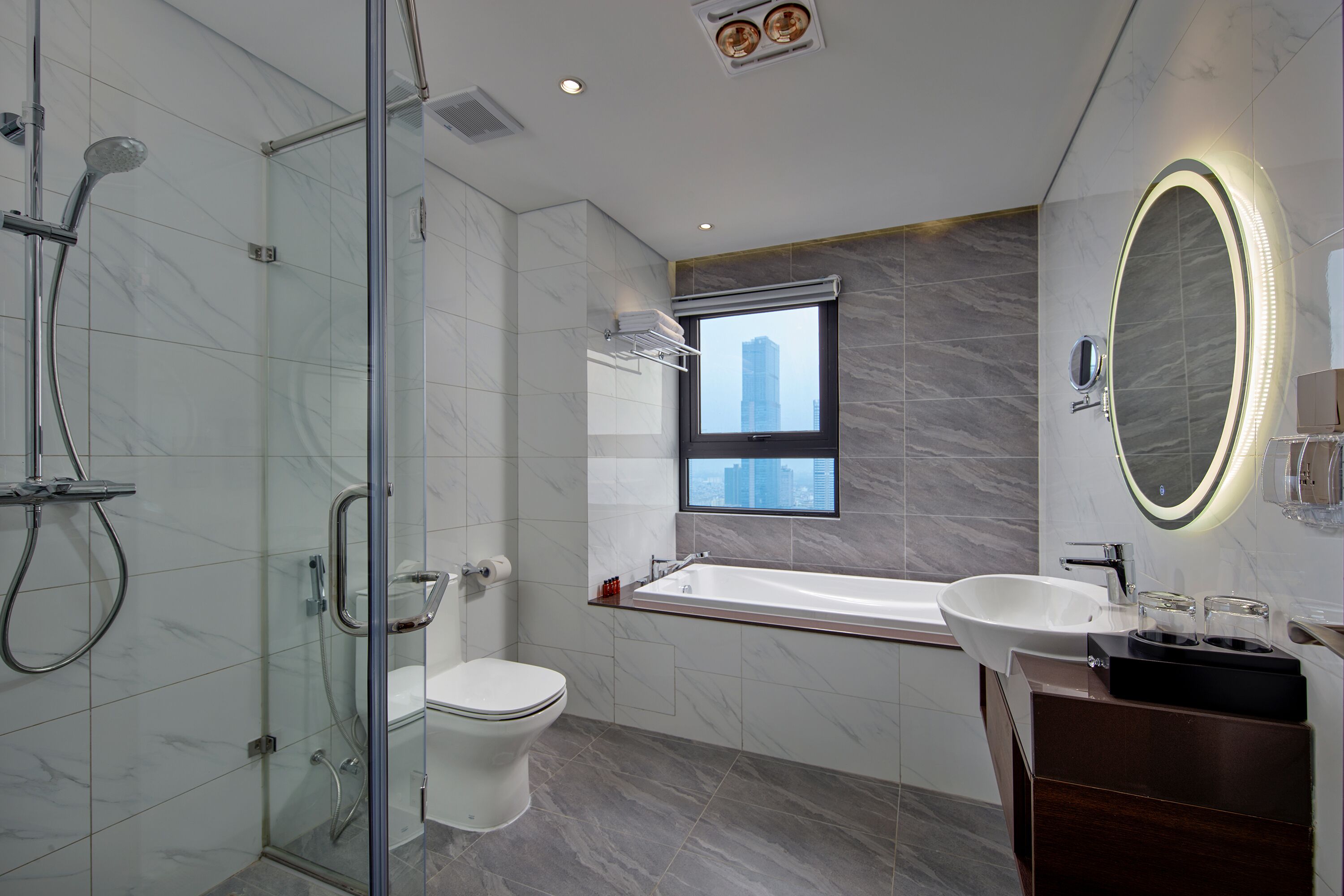 Chambre Panoramique, 2 chambres (Suite) | Salle de bain | Sèche-cheveux, peignoirs, chaussons, serviettes fournies