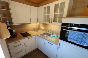 Jääkaappi, mikroaaltouuni, liesi, astianpesukone