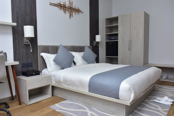 Deluxe Room | Egyptian cotton sheets, premium bedding, minibar, in-room safe
