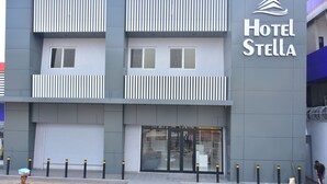 Un moderno edificio di un hotel con un cartello ben visibile con la scritta "Hotel Stella".