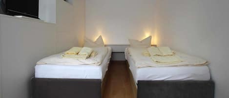 Travel cot, free WiFi