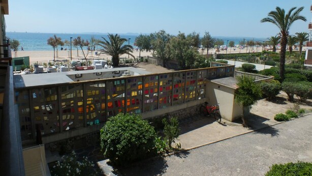 A building with a balcony overlooking a beach. - Beautiful renovated apartment for 4 with private parking in Roses (Roses)