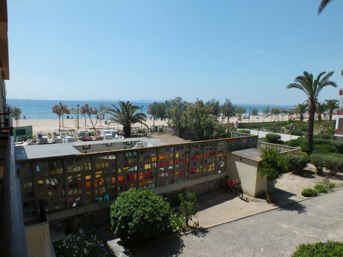 Beautiful renovated apartment for 4 with private parking in Roses