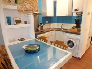 Køleskab, mikrobølgeovn, kaffe-/temaskine