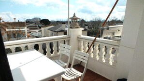 Unclassified image, 2 of 16, button - Cozy 2-Bed Apartment with Terrace & AC, 800m from Beach – Alberes 42, Empuriabrava (Castelló d'Empúries)