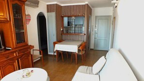 Unclassified image, 5 of 16, button - Cozy 2-Bed Apartment with Terrace & AC, 800m from Beach – Alberes 42, Empuriabrava (Castelló d'Empúries)