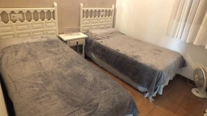Unclassified image, 3 of 16, button - Cozy 2-Bed Apartment with Terrace & AC, 800m from Beach – Alberes 42, Empuriabrava (Castelló d'Empúries)