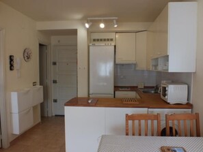 Kylskåp, mikrovågsugn, ugn och diskmaskin