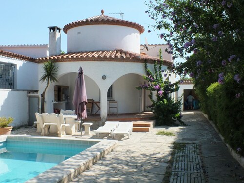 Villa avec piscine privée et jardin pour 6/8 personnes à Castelló d'Empúries, Espagne