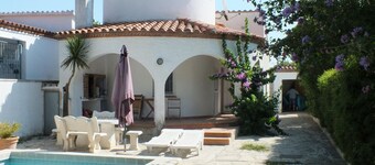 Cozy Villa with Private Pool, A/C, and Garden in Castelló d'Empúries