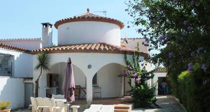 Villa avec piscine privĂ©e et jardin pour 6/8 personnes Ă CastellĂł d'EmpĂșries, Espagne