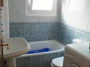 Bathroom - Cozy Villa with Private Pool, A/C, and Garden in Castelló d'Empúries (Castelló d'Empúries)