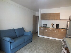 TV - Cozy Apartment with Pool in Roses - Sleeps 4, Near Beach & Attractions (Roses)