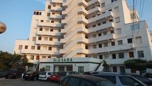 Un immeuble à plusieurs étages sur lequel le nom « NIRVANA » est affiché en grand.