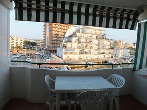 Outdoor dining - Cozy Apartment with Pool in Roses - Sleeps 4, Near Beach & Attractions (Roses)