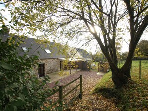 Property grounds - Authentic Valley Retreat with Private Parking (Fierville-les-Mines)