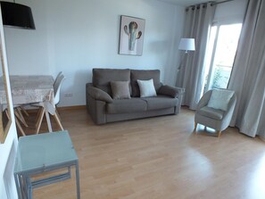 TV - Cozy 1-BR Apartment for 2/4 with Pool, Parking, Near Beaches & Attractions (Roses)