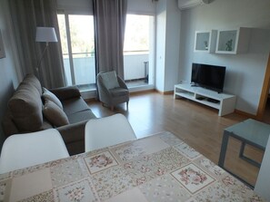 TV - Cozy 1-BR Apartment for 2/4 with Pool, Parking, Near Beaches & Attractions (Roses)