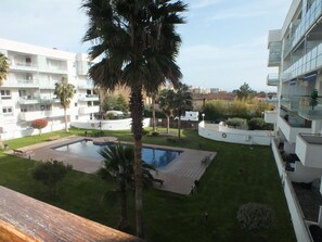 Pool - Cozy 1-BR Apartment for 2/4 with Pool, Parking, Near Beaches & Attractions (Roses)