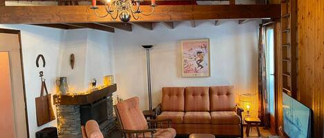 Una televisión, una chimenea