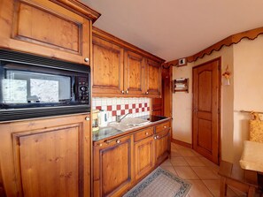 Refrigerador, microondas, lavavajillas y cafetera y tetera 