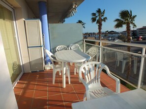 Outdoor dining - Charming Apartment with Terrace & Pool in Roses, Spain - Sleeps 6 (Roses)