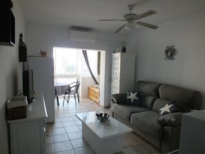 TV - Cozy apartment 50m from the beach with AC and TV, 2/4 people (Roses)