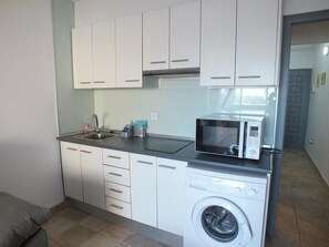Fridge, microwave, coffee/tea maker - Cozy apartment 50m from the beach with AC and TV, 2/4 people (Roses)