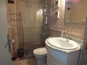 Bathroom - Cozy apartment 50m from the beach with AC and TV, 2/4 people (Roses)