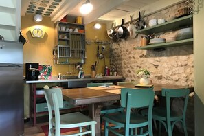 Réfrigérateur, four, plaque de cuisson, cafetière/bouilloire