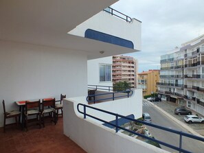 Outdoor dining - Apartment for 6 - Terrace - Near Beach and Shops (Roses)