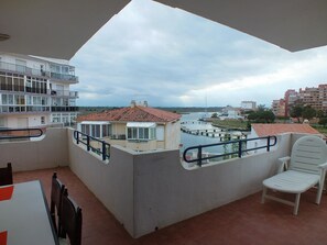 Outdoor dining - Apartment for 6 - Terrace - Near Beach and Shops (Roses)