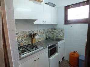 Jääkaappi, mikroaaltouuni, kahvin-/teenkeitin, leivänpaahdin