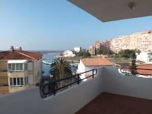 Property grounds - Apartment for 6 - Terrace - Near Beach and Shops (Roses)