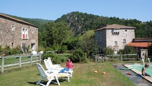 A rustic stone building with a swimming pool, surrounded by greenery and a clear sky. - Rural Pool Retreat in the Hills (Retournac)