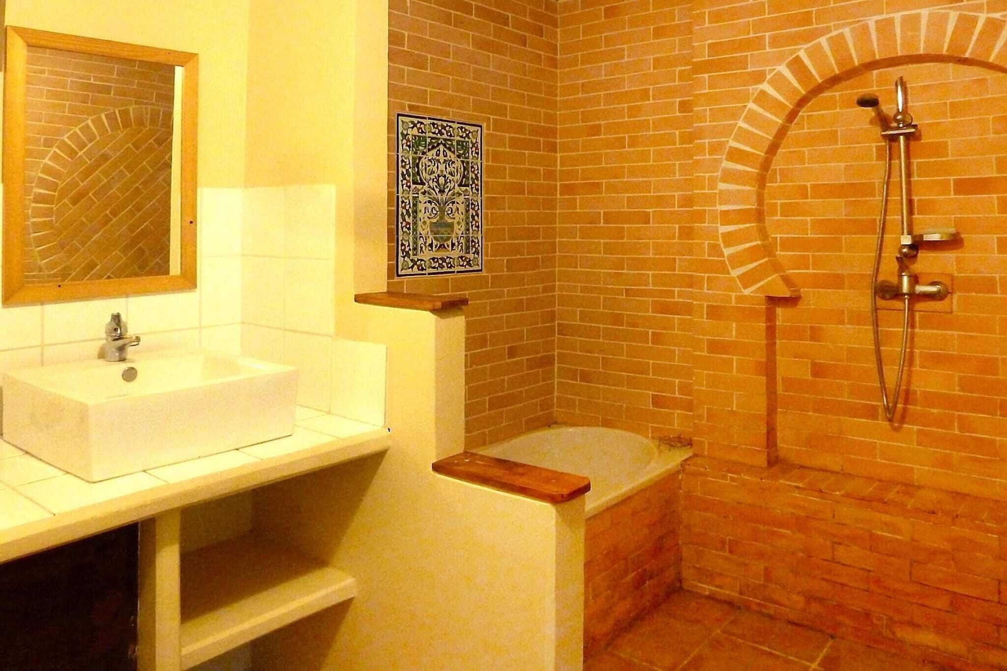 Bathtub, towels