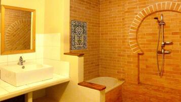 Bathtub, towels