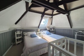 2 bedrooms, travel crib, free WiFi