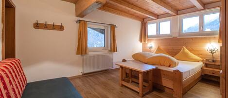 1 bedroom, travel cot, Internet