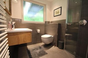 Baignoire, sĂšche-cheveux, bidet