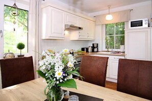 Een koelkast, een oven, een kookplaat, een vaatwasser